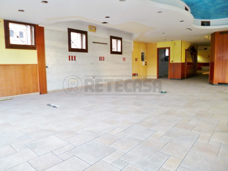 Immobile commerciale in Affitto a Montebello Vicentino, 1'500€, 349 m², con Box