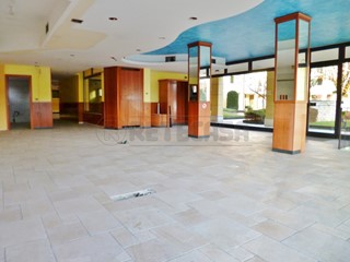 Immobile commerciale in Affitto a Montebello Vicentino, 1'500€, 349 m², con Box