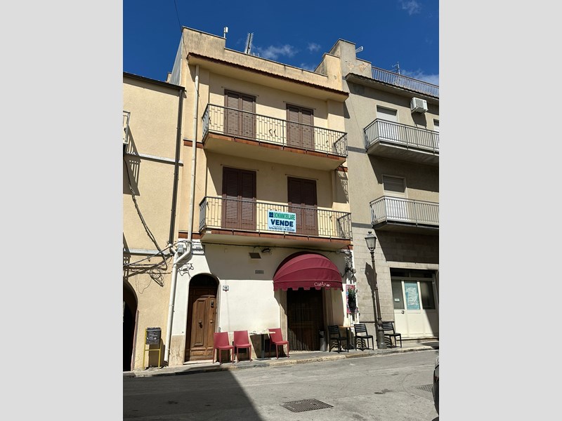 Casa Indipendente in Vendita a Calatafimi Segesta, zona PIAZZA NOCITO, 98'000&euro;, 310 m²