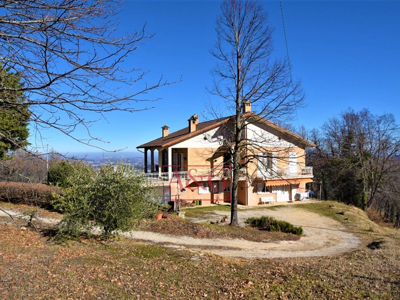 Villa in Vendita a Smerillo, zona Campagna, 270'000€, 393 m²