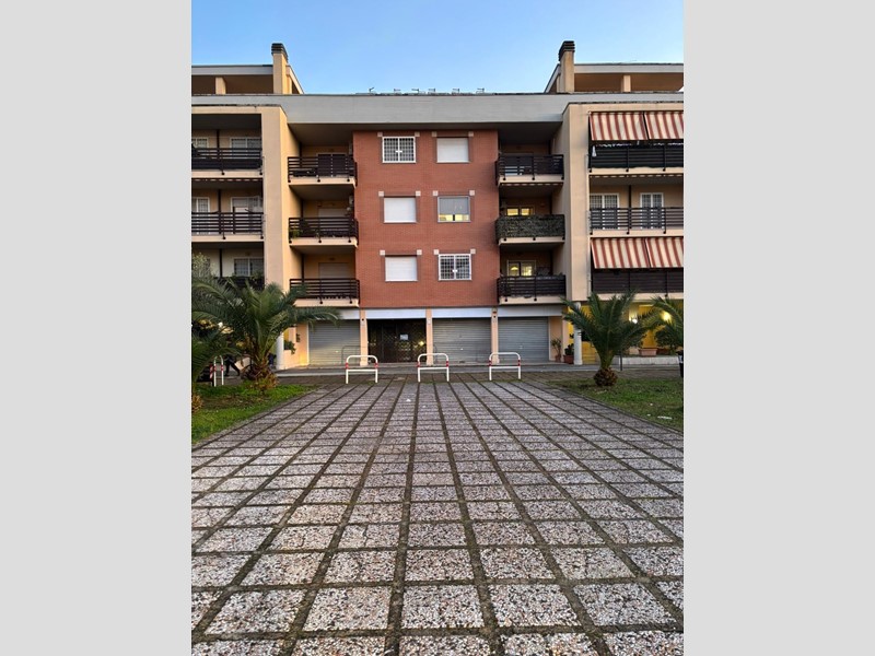 Negozio in Vendita a Roma, zona Settecamini, 350'000€, 201 m²