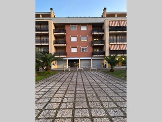 Negozio in Vendita a Roma, zona Settecamini, 350'000€, 201 m²