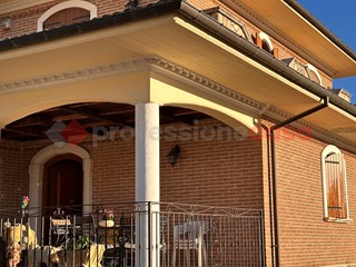 Villa in Vendita a Avezzano, 380'000€, 230 m²