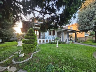 Villa in Vendita a Vittuone, 625'000€, 290 m²