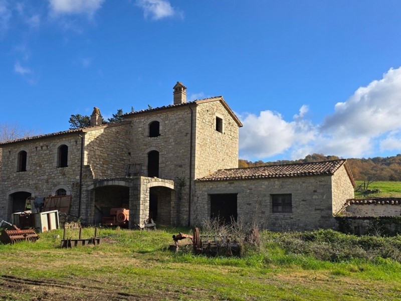 Attività commerciale in Vendita a Baschi, zona Acqualoreto, 1'200'000€, 350 m²