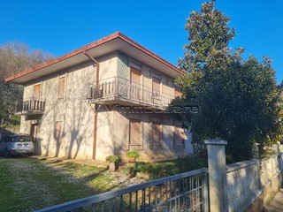 Appartamento in Vendita a Barbarano Mossano, zona Mossano, 83'000&euro;, 138 m², con Box