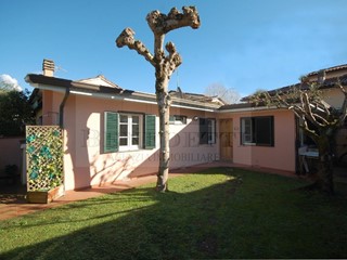 Casa Indipendente in Vendita a Pietrasanta, zona Marina Di Pietrasanta, 470'000€, 55 m²