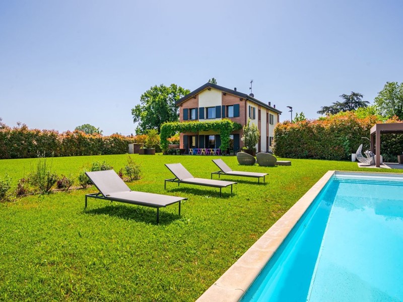 Casa Indipendente in Affitto a Castel Maggiore, 6'000€, 300 m², arredato
