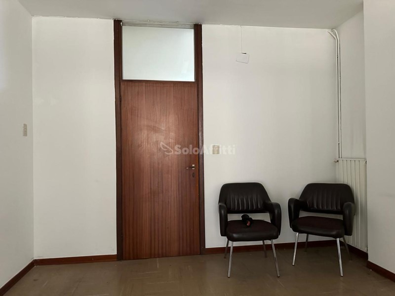 Ufficio in Affitto a San Giovanni Valdarno, zona Centro, 500€, 63 m²