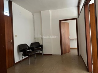 Ufficio in Affitto a San Giovanni Valdarno, zona Centro, 500€, 63 m²