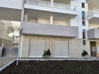 Immobile commerciale in Affitto a Polignano a Mare, zona Semicentrale, 1'200€, 91 m²
