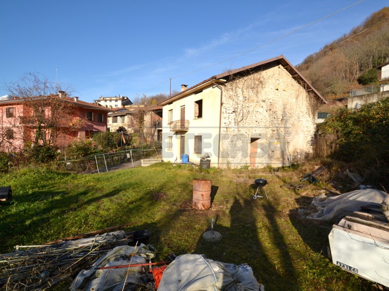 Casa Indipendente in Vendita a Valdagno, zona Pedecollinare, 69'000€, 390 m²