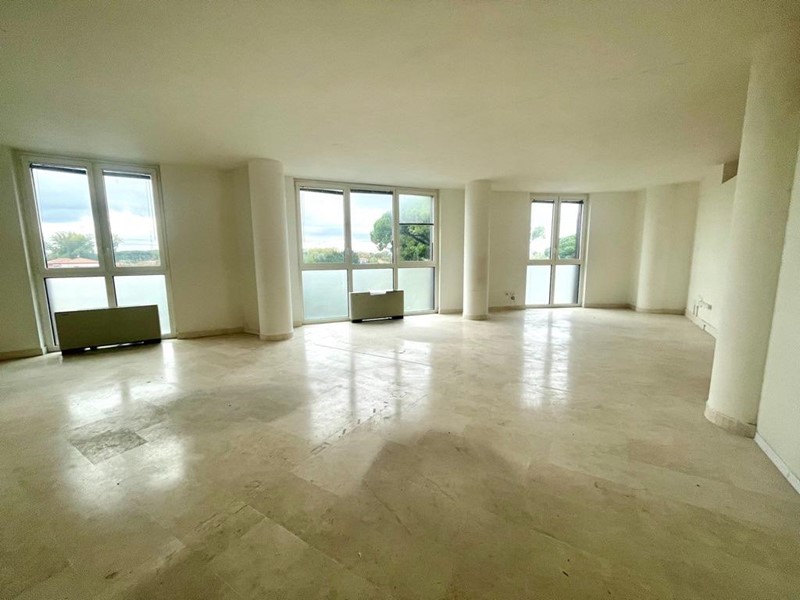 Ufficio in Vendita a Massa, 250'000€, 200 m²
