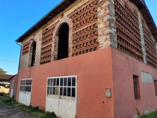 Magazzino in Vendita a Lucca, zona Maggiano, 180'000€, 550 m²