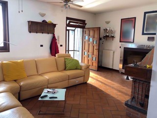 Villa bifamiliare in Vendita a Roncaro, 190'000€, 154 m²