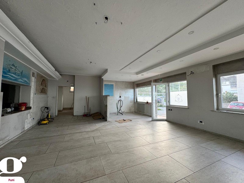 Negozio in Affitto a Patti, 1'800€, 120 m²