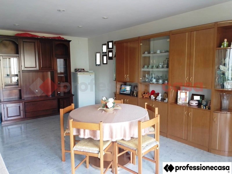 Villa in Vendita a Cervaro, 165'000€, 320 m²