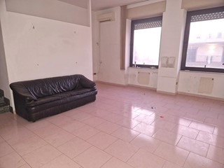 Ufficio in Affitto a Napoli, 850€, 100 m²
