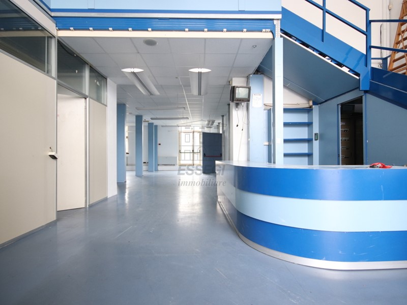 Immobile commerciale in Affitto a Lucca, zona Nord, 3'000€, 700 m²