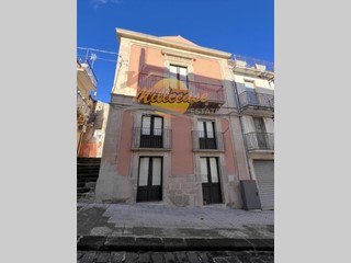 Appartamento in Vendita a Siracusa, zona Palazzolo Acreide, 80'000&euro;, 120 m²