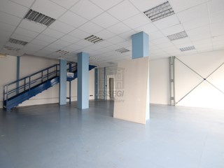 Immobile commerciale in Affitto a Lucca, zona Nord, 2'000€, 370 m²