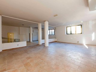 Negozio in Vendita a Poggibonsi, 195'000€, 227 m²