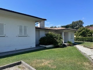 Villa in Vendita a Capannori, zona Marlia, 900'000€, 200 m²