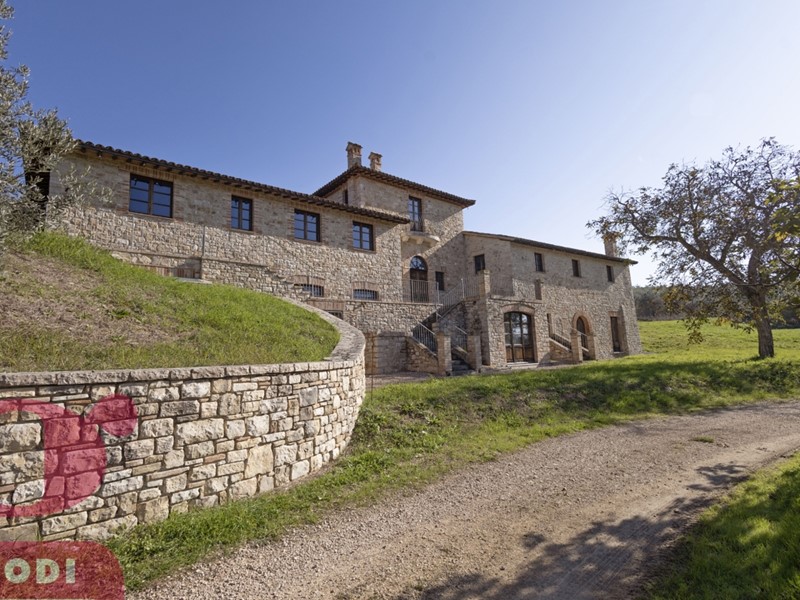 Casale in Vendita a Todi, 575'000€, 1200 m²
