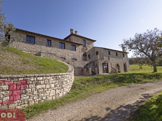 Casale in Vendita a Todi, 575'000€, 1200 m²