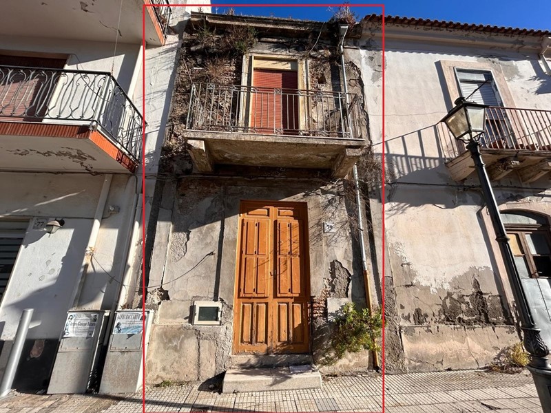 Casa Indipendente in Vendita a Barcellona Pozzo di Gotto, 12'000€, 230 m²