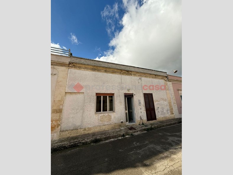 Casa Indipendente in Vendita a Uggiano la Chiesa, 70'000€, 136 m²