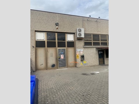 Capannone in Vendita a Parma, 460'000€, 800 m²