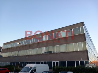 Ufficio in Affitto a Bolano, 2'000€, 115 m²