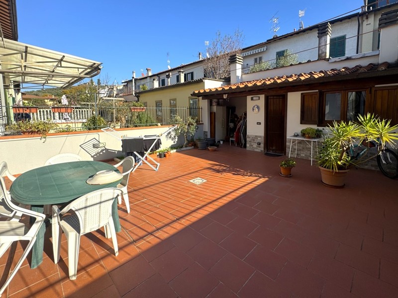 Casa Indipendente in Vendita a Prato, 615'000€, 200 m²