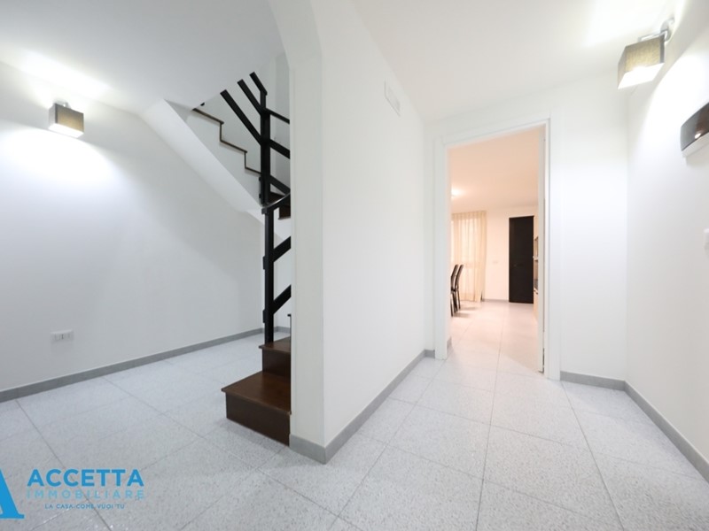 Ufficio in Affitto a Taranto, zona Borgo, 550€, 61 m²