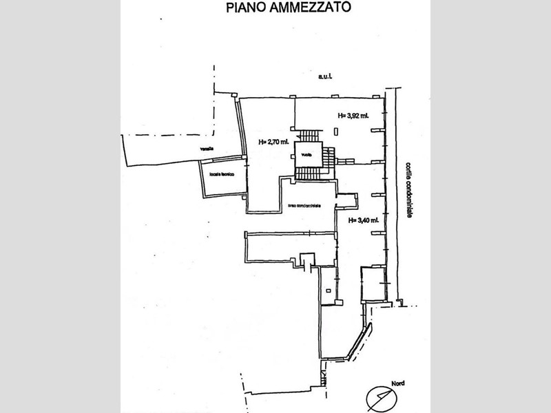 Capannone in Affitto a Napoli, zona Chiaia, 6'000€, 252 m²