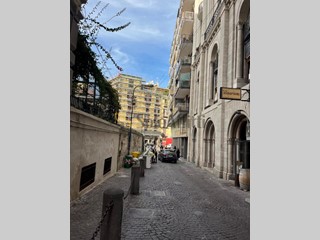 Capannone in Affitto a Napoli, zona Chiaia, 6'000€, 252 m²