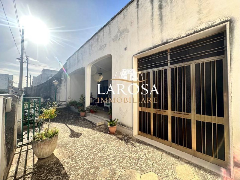 Casa Indipendente in Vendita a Vernole, 115'000€, 220 m², con Box