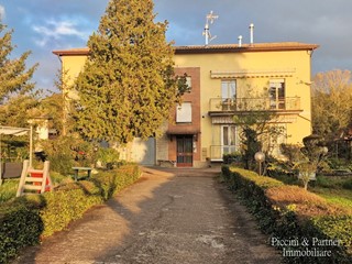 Appartamento in Vendita a Perugia, zona Ramazzano, 140'000€, 120 m², con Box