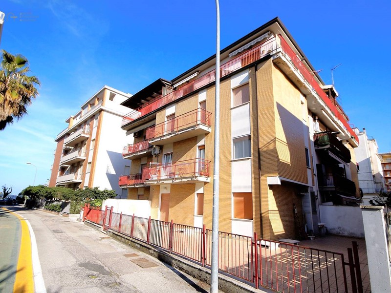 Appartamento in Vendita a San Benedetto del Tronto, zona Porto D'ascoli lungomare, 240'000€, 95 m²