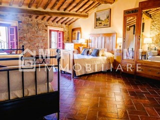 Casa di corte in Vendita a Capannori, zona Sant'Andrea In Caprile, 850'000€, 370 m²