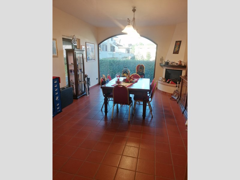 Villa in Vendita a Poggio a Caiano, 880'000&euro;, 300 m², con Box