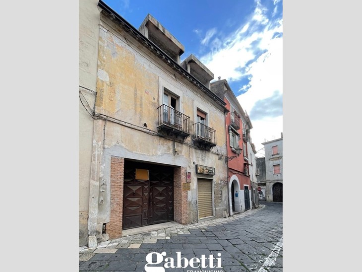 Casa Indipendente in Vendita a Pignataro Maggiore, 69'000€, 300 m²