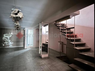 Negozio in Affitto a Arezzo, 1'800€, 128 m²