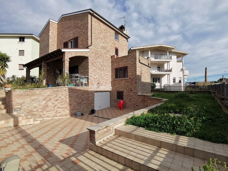 Villa in Vendita a San Salvo, 295'000€, 260 m²