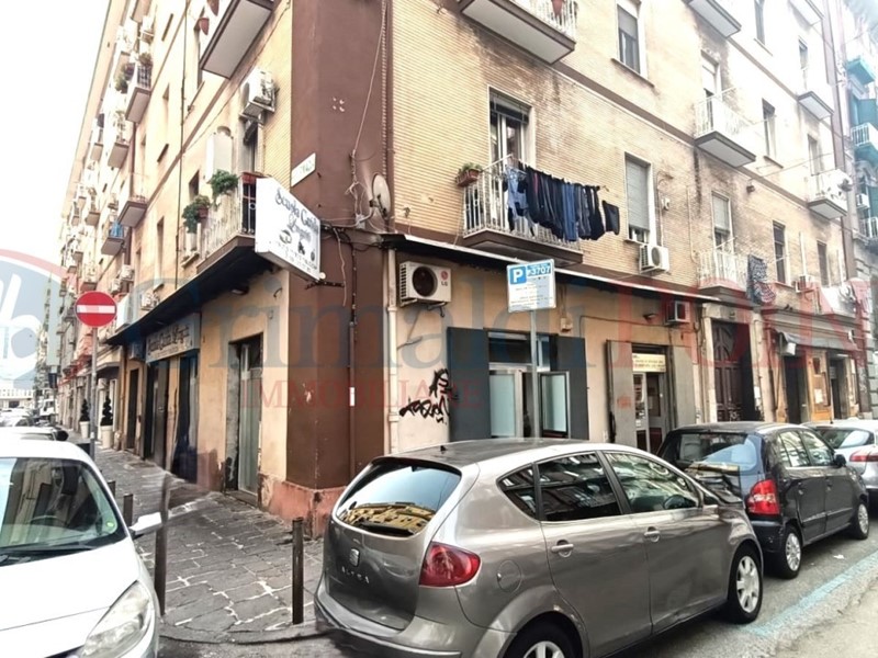 Immobile commerciale in Affitto a Napoli, 1'300€, 200 m²