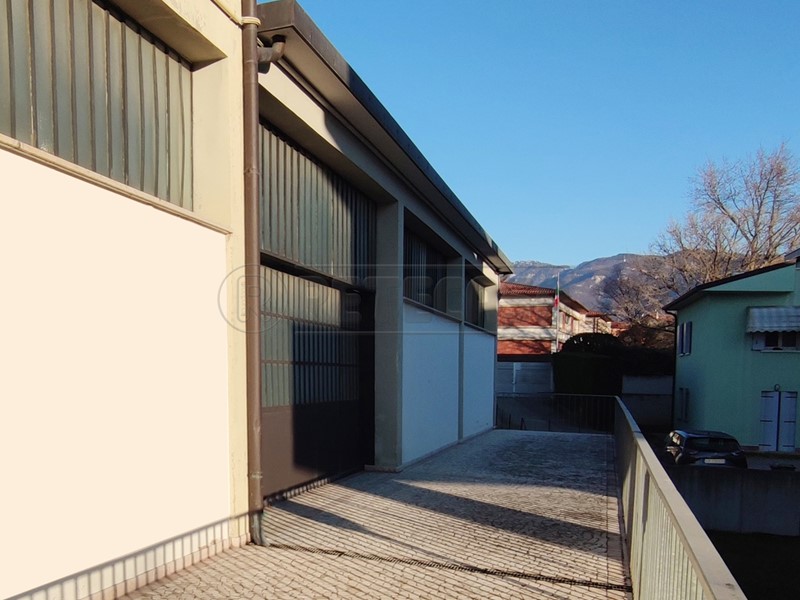 Magazzino in Affitto a Bassano del Grappa, 1'000€, 180 m²