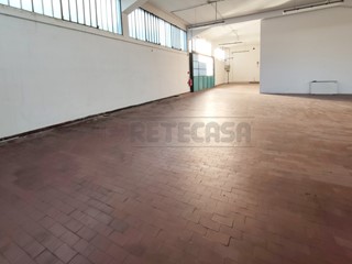 Magazzino in Affitto a Bassano del Grappa, 1'000€, 180 m²