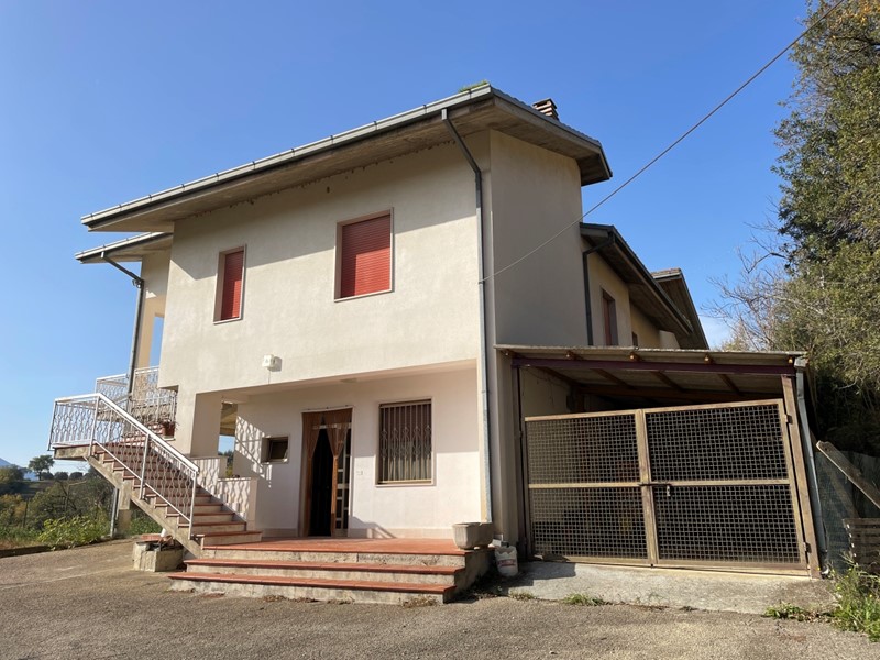 Casa Indipendente in Vendita a Rosciano, zona Contrada Piano Fara, 150'000€, 173 m²