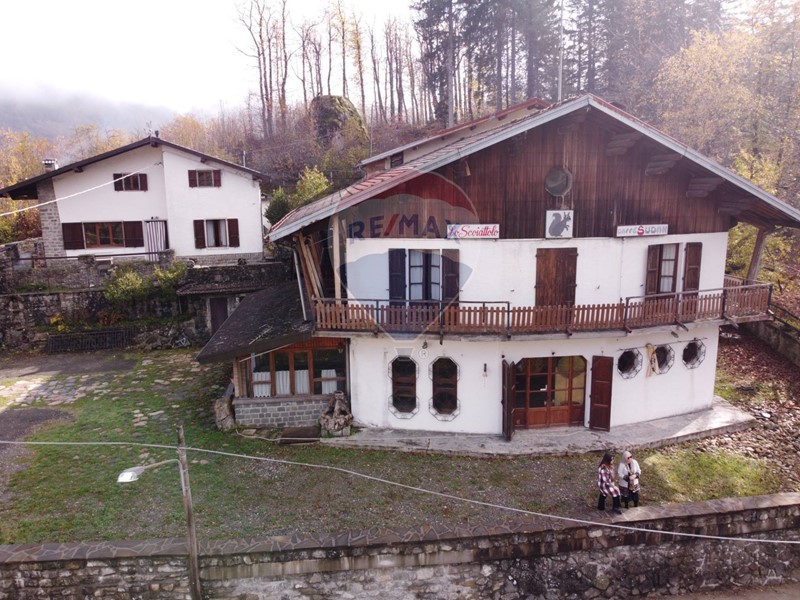 Attività commerciale in Vendita a Monchio delle Corti, zona Trefiumi, 260'000€, 1028 m²